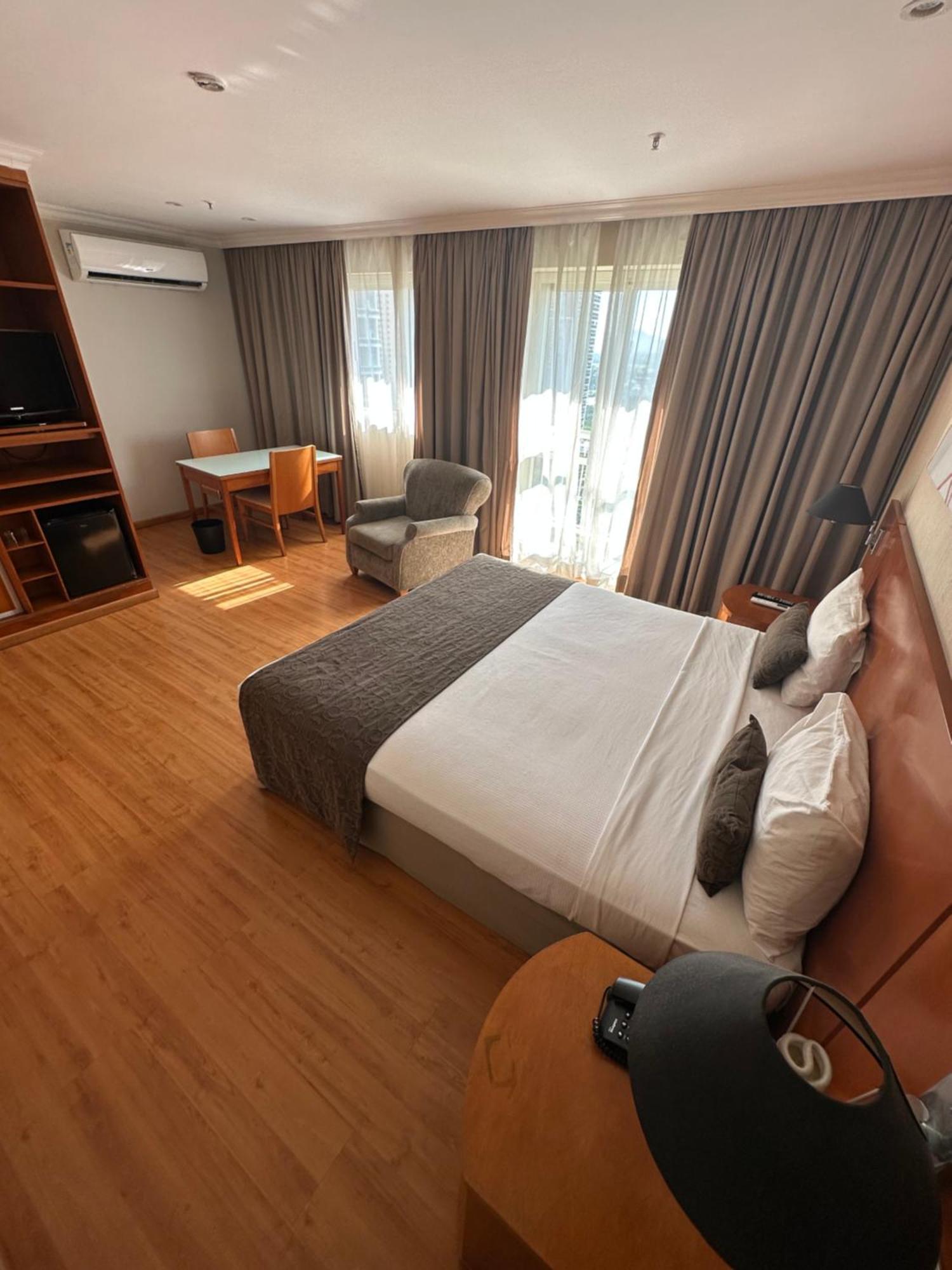 ריו דה ז'ניירו Flat Com Vista Panoramica -15- Na Barra Da Tijuca - Estacionamento Gratuito - Frigobar - Ar Condicionado - Piscina - Academia - Balsa Para Praia Gratis - Varanda - Vista Parcial Mar E Lagoa מראה חיצוני תמונה