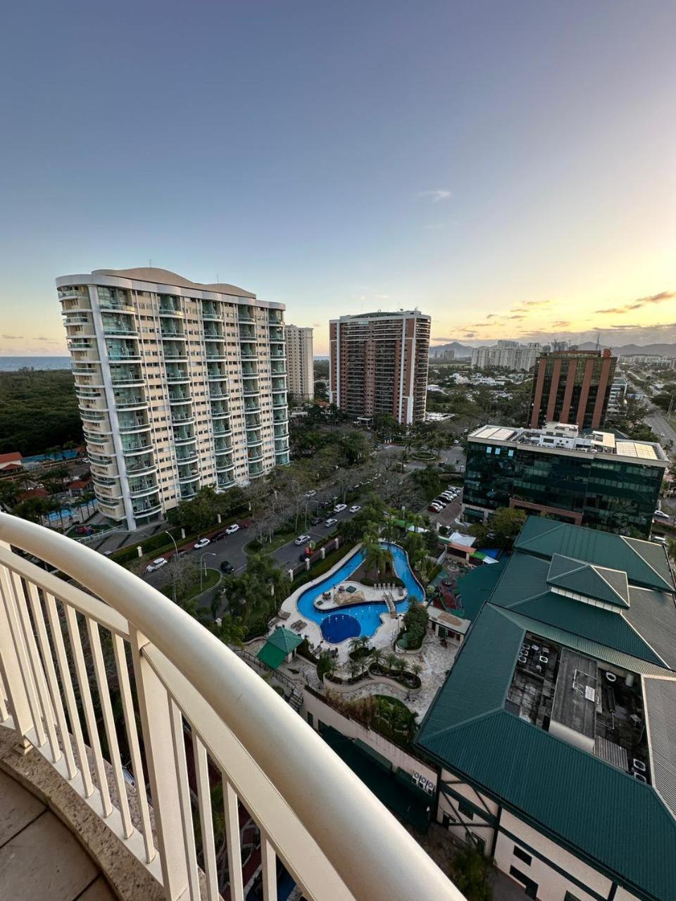 ריו דה ז'ניירו Flat Com Vista Panoramica -15- Na Barra Da Tijuca - Estacionamento Gratuito - Frigobar - Ar Condicionado - Piscina - Academia - Balsa Para Praia Gratis - Varanda - Vista Parcial Mar E Lagoa מראה חיצוני תמונה